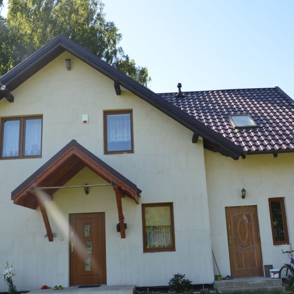 Dach pokryty blachodachówką Ruukki Adamante w eleganckim burgundowym odcieniu.